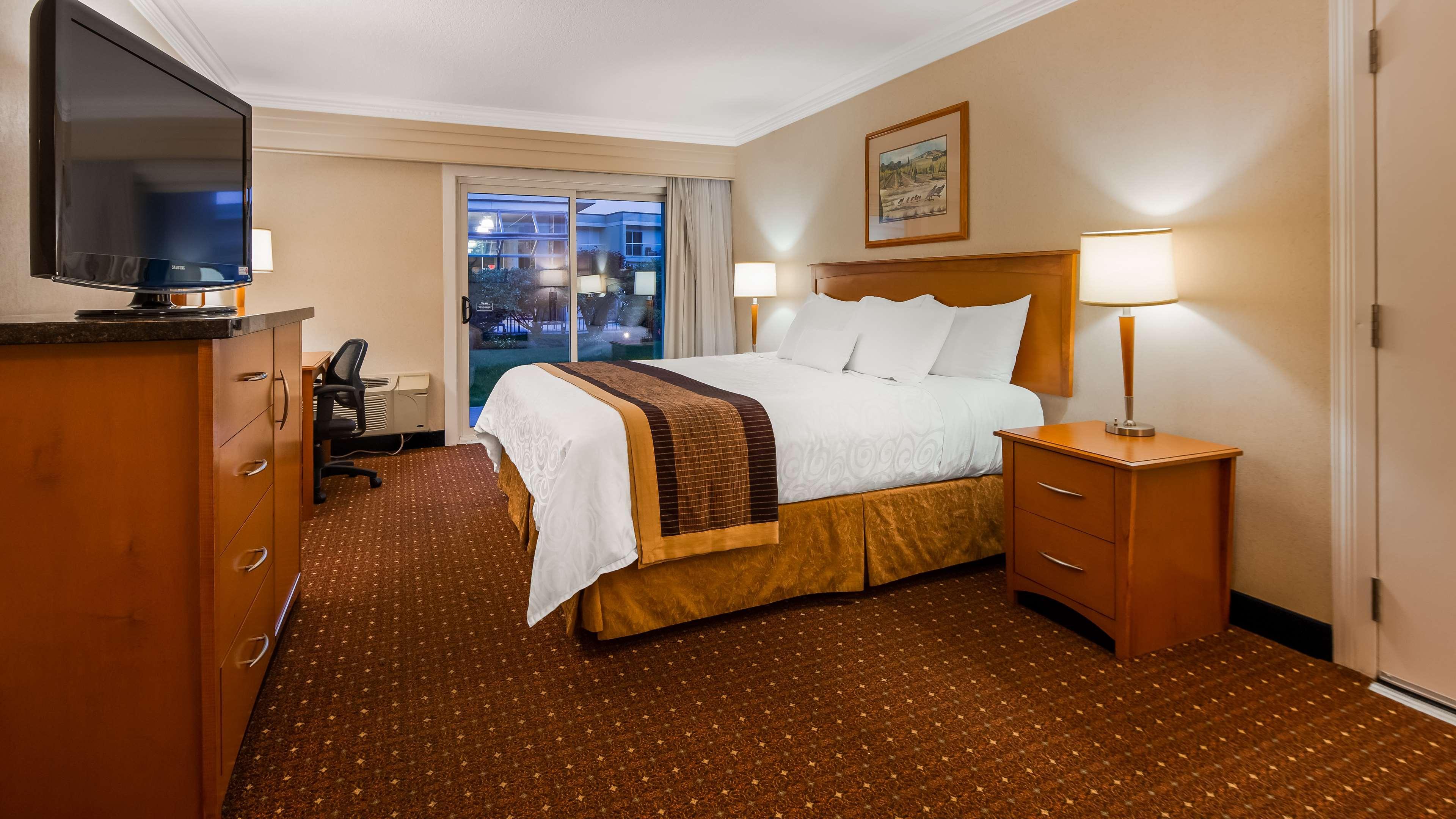 Best Western Plus Kelowna Hotel & Suites Екстер'єр фото