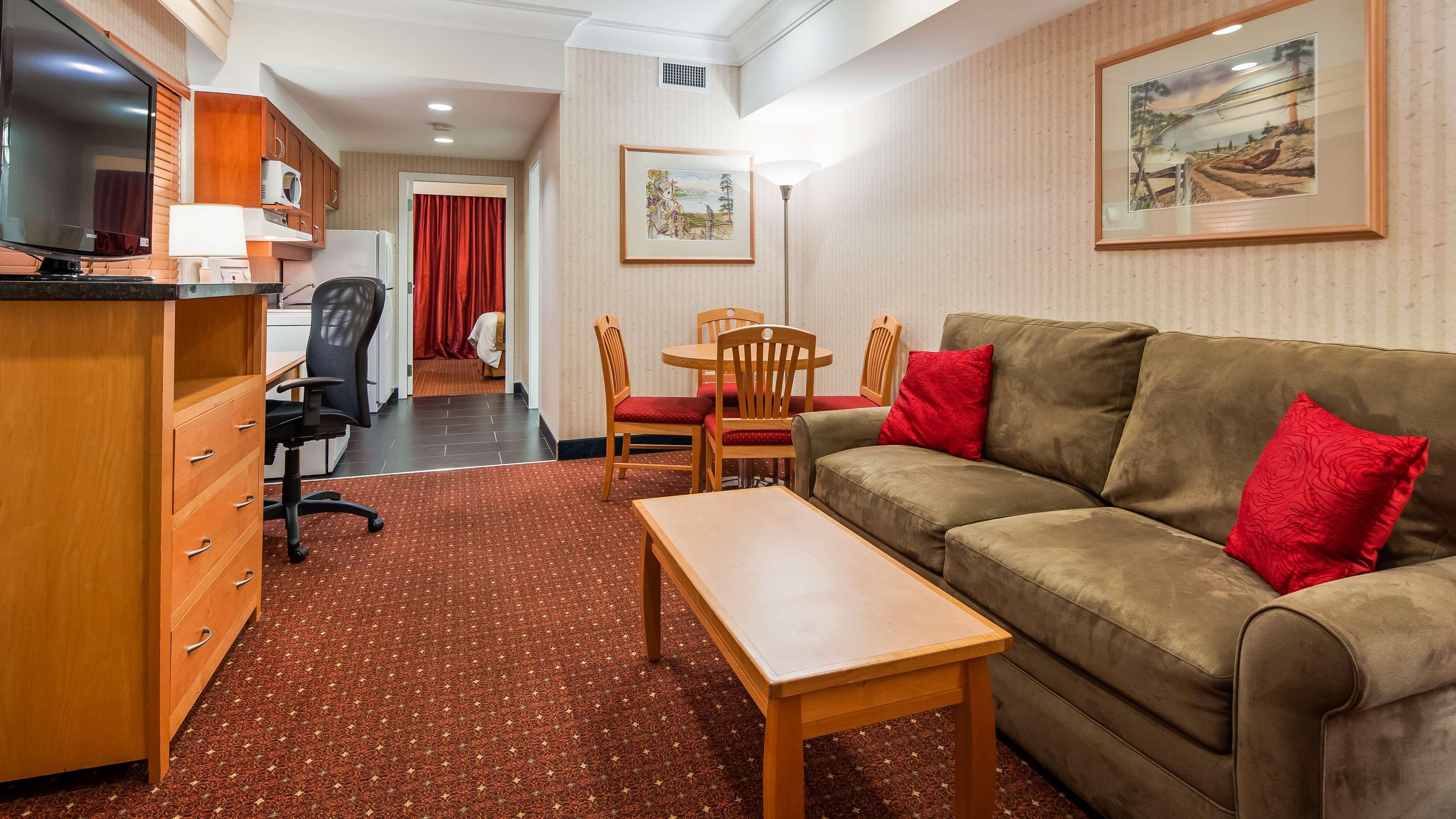 Best Western Plus Kelowna Hotel & Suites Екстер'єр фото