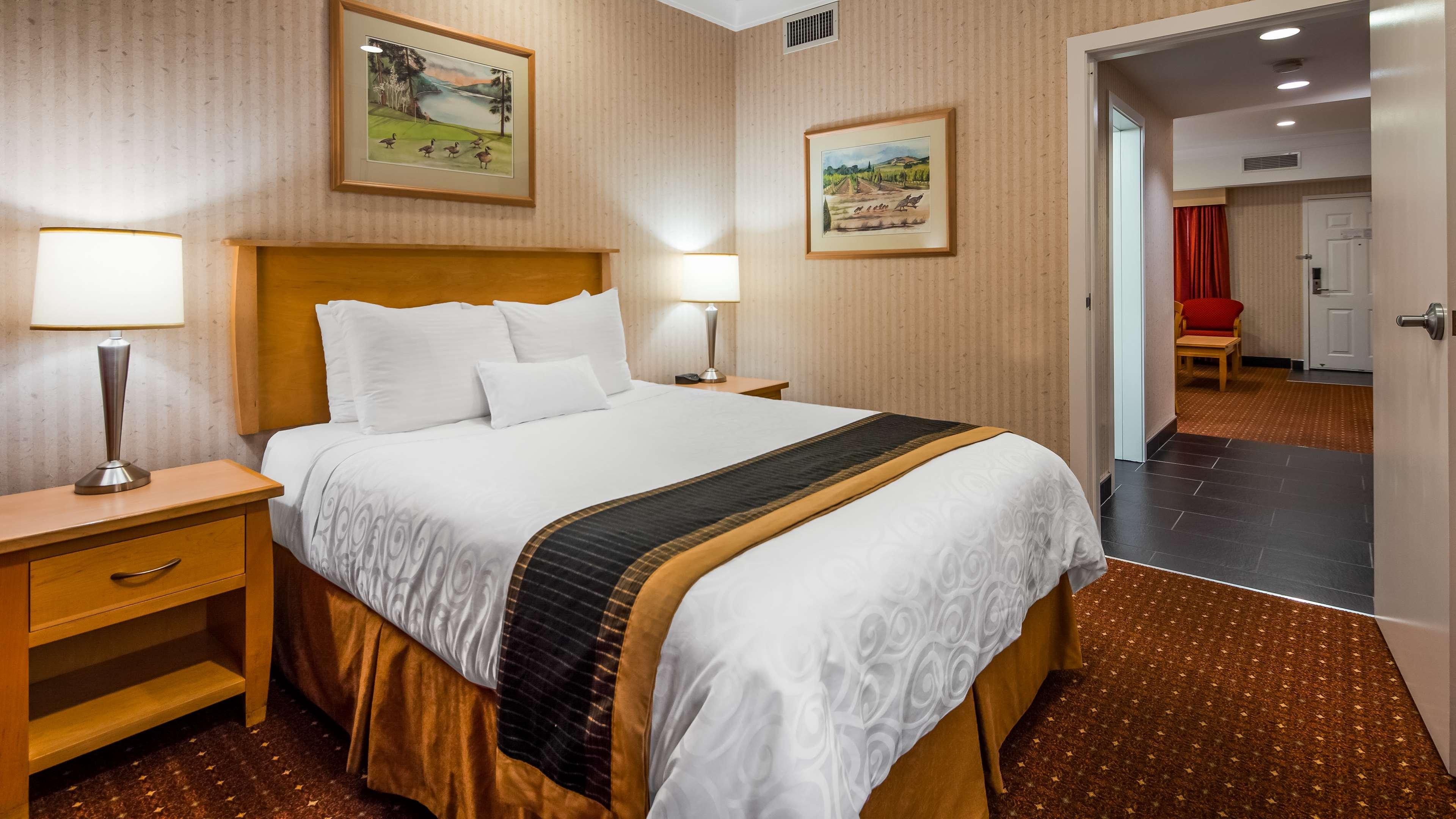 Best Western Plus Kelowna Hotel & Suites Екстер'єр фото