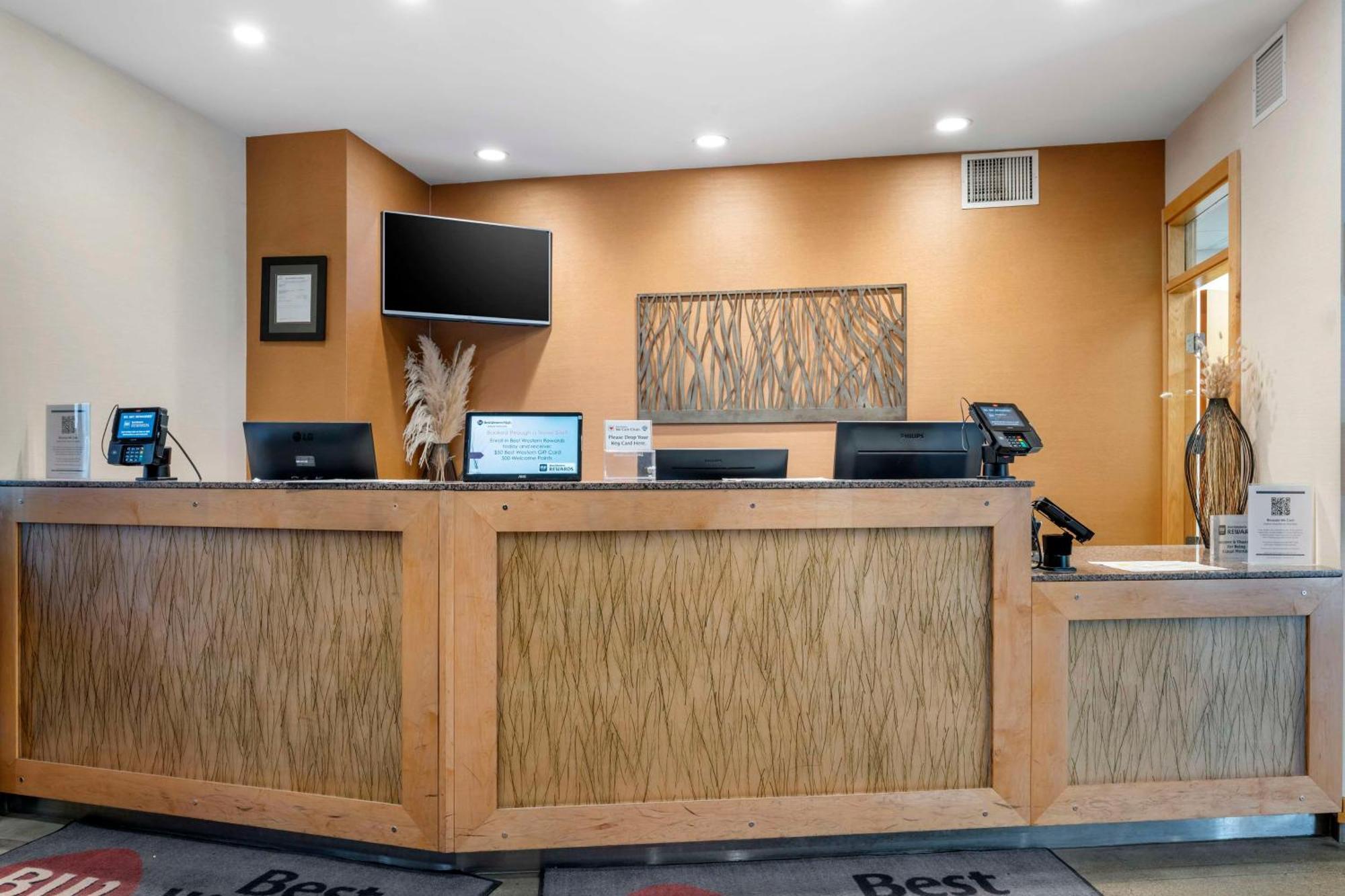 Best Western Plus Kelowna Hotel & Suites Екстер'єр фото