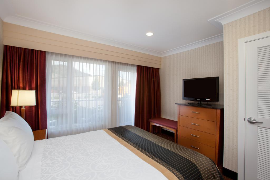 Best Western Plus Kelowna Hotel & Suites Номер фото