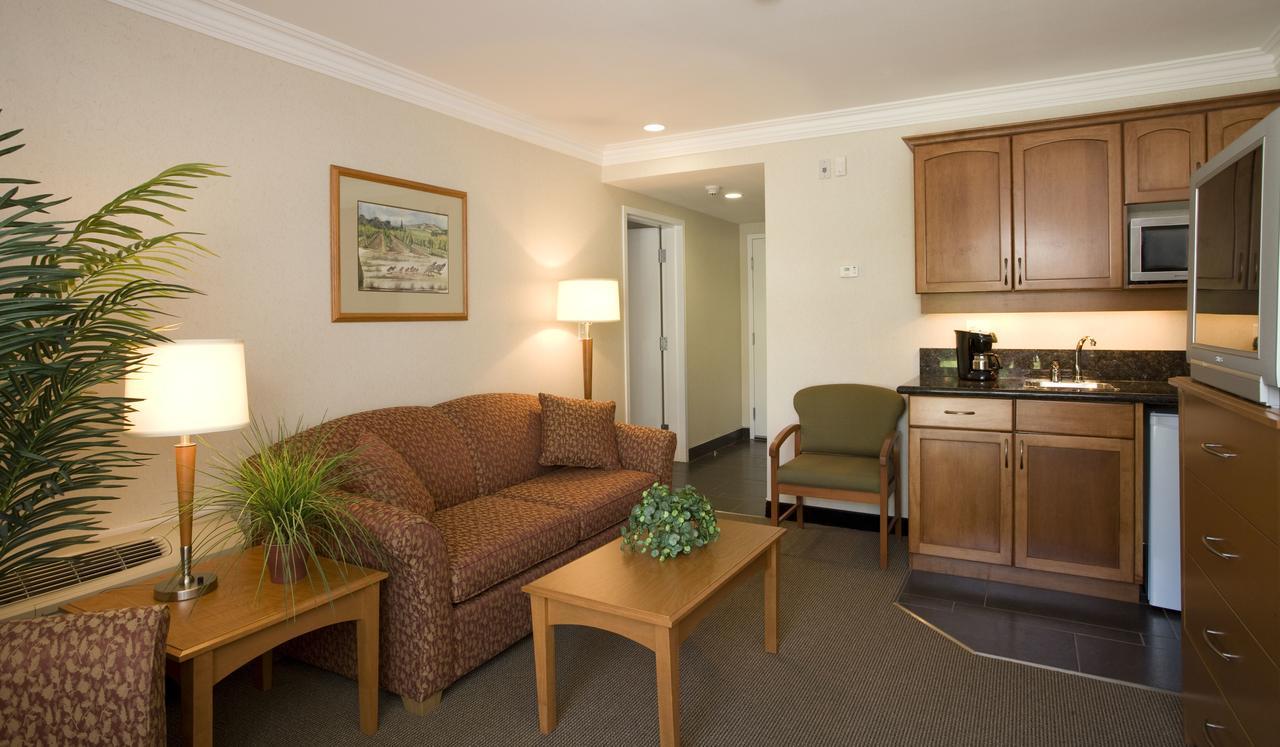 Best Western Plus Kelowna Hotel & Suites Номер фото